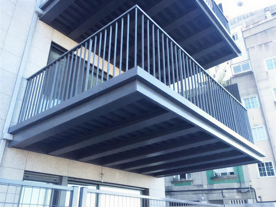 Balcón metálico con barandilla anclado a la fachada de un edificio en Pontevedra