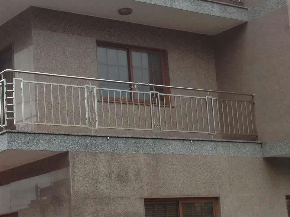 Barandilla de acero inoxidable en la terraza de una vivienda de Pontevedra