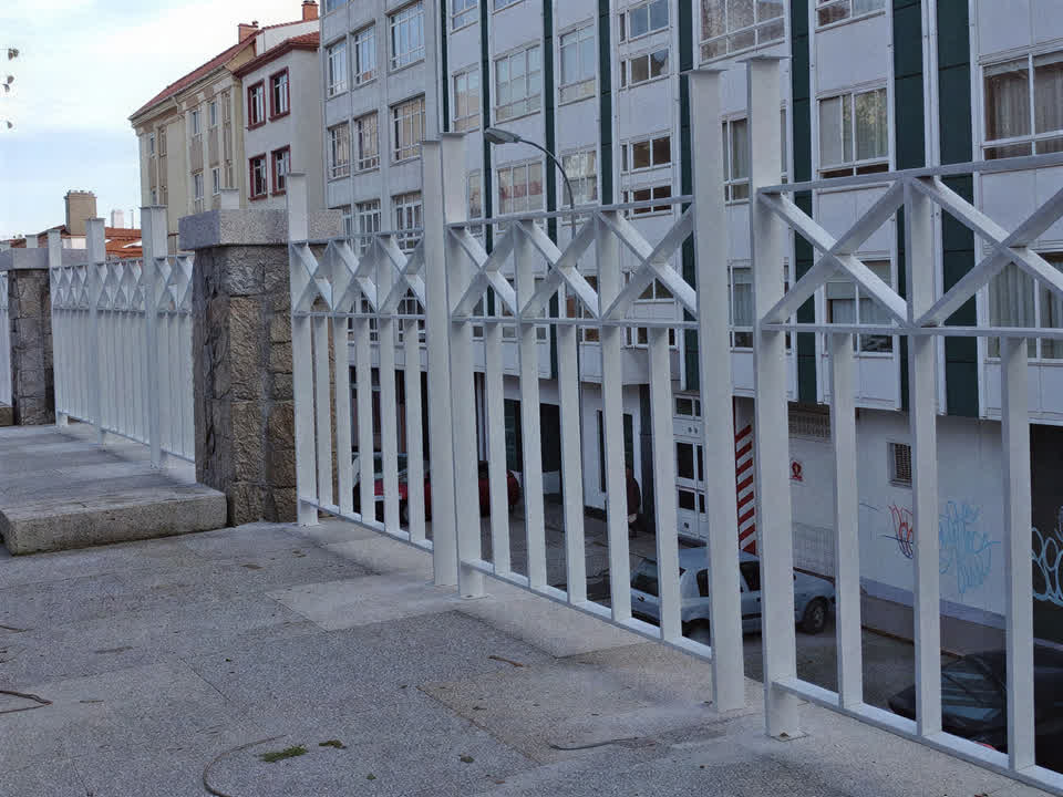 Cerramiento metálico blanco a lo largo de un paseo en Pontevedra