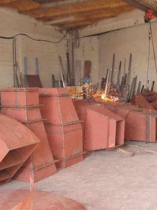 Piezas metálicas cortadas en el taller de Carballo Metal en Pontevedra