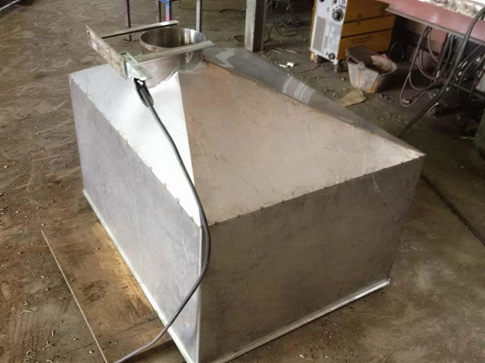Pieza de chapa cortada y plegada en el taller de Carballo Metal en Pontevedra