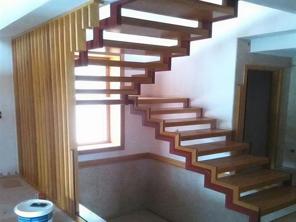 Escalera metálica interior con peldaños de madera fabricada en Pontevedra