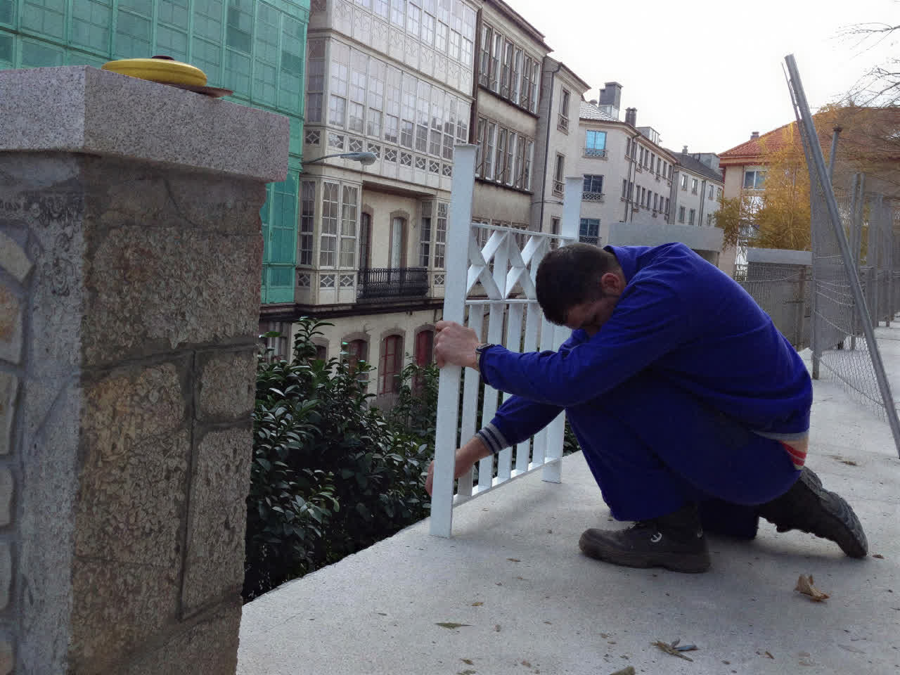 Operario de Carballo Metal instalando una barandilla metálica en una calle de Pontevedra
