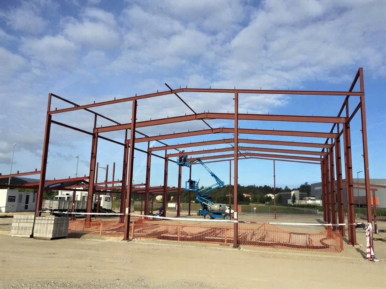 Pórticos de acero de una nave industrial en montaje en Pontevedra