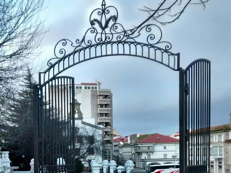 Puerta de fundición restaurada por la carpintería metálica Carballo Metal en Pontevedra