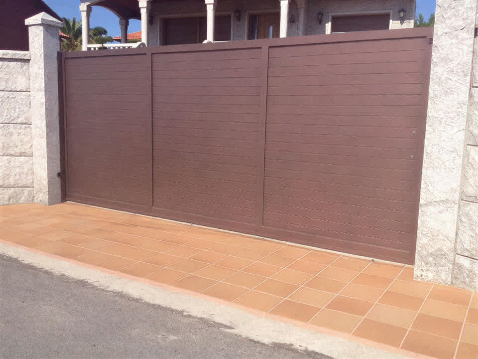 Portal metálico corredero para entrada de finca en Pontevedra