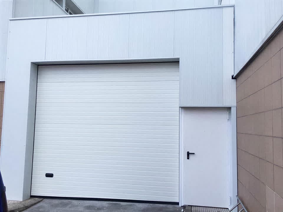 Puerta metálica seccional de nave instalada en Pontevedra