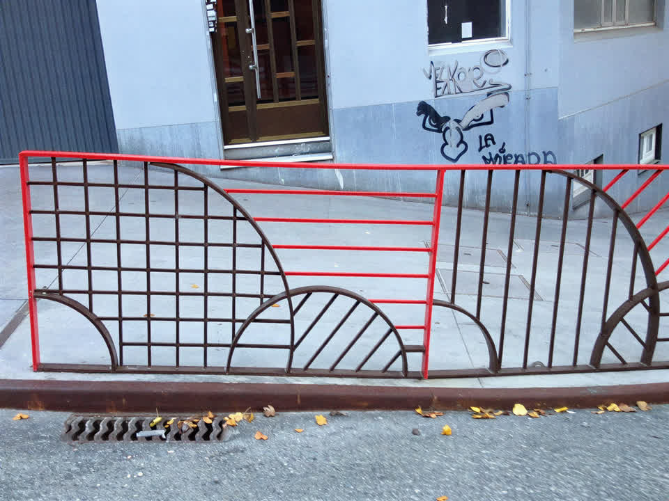 Reja metálica decorativa en rojo y negro fabricada por Carballo Metal en Pontevedra