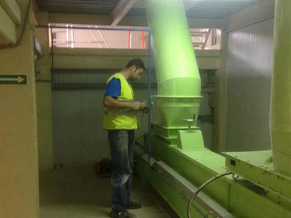 Técnico revisando una instalación de mantenimiento industrial en Pontevedra