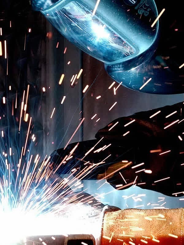 Soldadura de una pieza metálica en el taller de carpintería metálica de Carballo Metal en Pontevedra