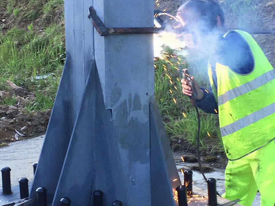 Soldador de Carballo Metal uniendo la base de un pórtico metálico en obra en Pontevedra